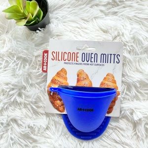 New with tags set of 2 Silicone Oven Mitts. . Protect fingers from Hot Surfaces